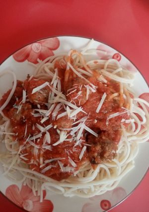 Una foto de Tallarín es en salsa roja con albóndigas