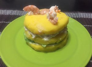 Una foto de CAUSA RELLENA DE LANGOSTINO Y PALTA...YA PE CAUSA COMETELA !!!