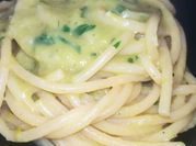 Una foto di aglio olio e peperoncino