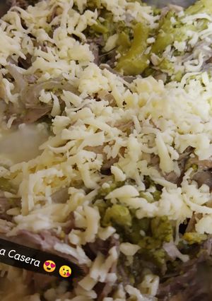 Una foto de Brócoli al vino con pechuga de pollo. 🥦🐔🍷