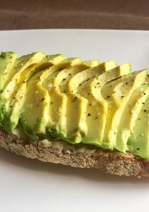 Une photo de Tartine avocat-fromage frais