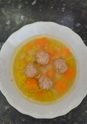 Húsgombóc leves csigatésztával recept fotója