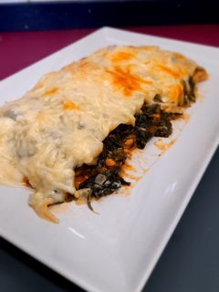 Una foto de Lasaña de espinacas con salmón y gambas