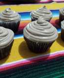 Cupcake de Chocolate amargo relleno de compota de naranjas y dec