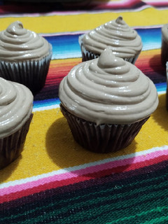 Una foto de Cupcake de Chocolate amargo relleno de compota de naranjas y dec