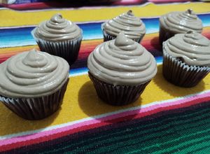 Una foto de Cupcake de Chocolate amargo relleno de compota de naranjas y dec