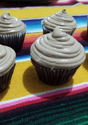 Una foto de Cupcake de Chocolate amargo relleno de compota de naranjas y dec