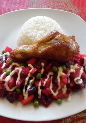 Una foto de Ensalada Rusa con Pollo Frito| Estilo James Salaz