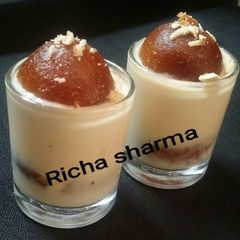 A picture of Rabdi gulab jamun shots.