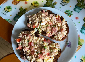 Фото Бутерброды с тунцом, помидором и яйцом 🥪.