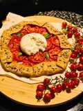 Galette rústica de tomate (recheada de ricota e molho verde, acompanhada de burrata)