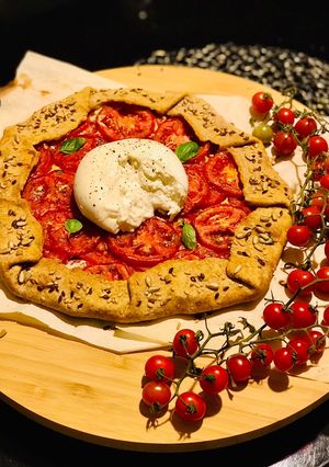 Foto de Galette rústica de tomate (recheada de ricota e molho verde, acompanhada de burrata)