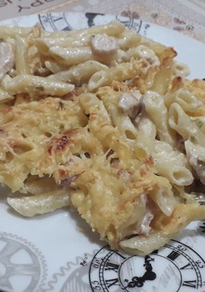Una foto de Macarrones gratinados con pollo, bacon y nata