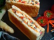 Una foto de sandwiches con mayonesa