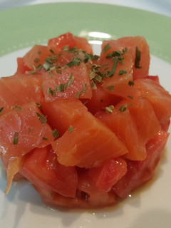 Una foto de Ensalada de tomate y salmón