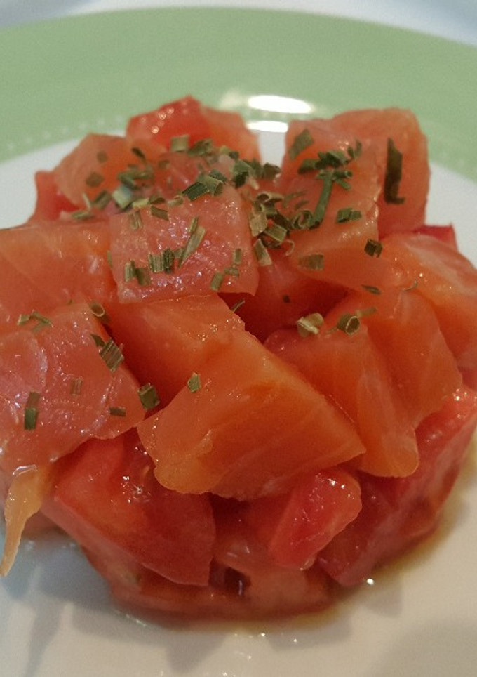 Una foto de Ensalada de tomate y salmón