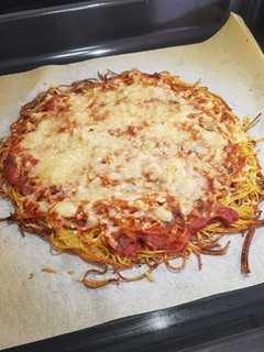 Una foto de Pizza con base de espaguetis crujientes