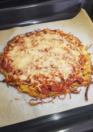 Foto principal de Pizza con base de espaguetis crujientes