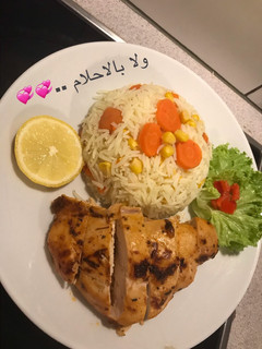 صورة لوصفة رز بالجزر والذرة مع صدر دجاج مشوي