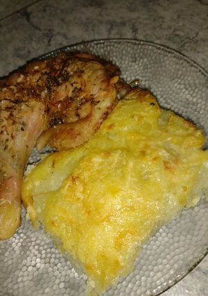 Una foto de Pollo al limón con papas a la crema