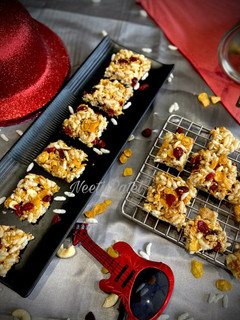 ક્રેનબેરી કોર્ન ફ્લેક્સ ચીક્કી (cranberry cornflakes chikki Recipe in Gujarati) રેસીપી મુખ્ય ફોટો