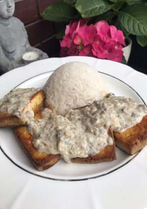 Sült tofu fehérboros gombamártással 🍄 recept fotója