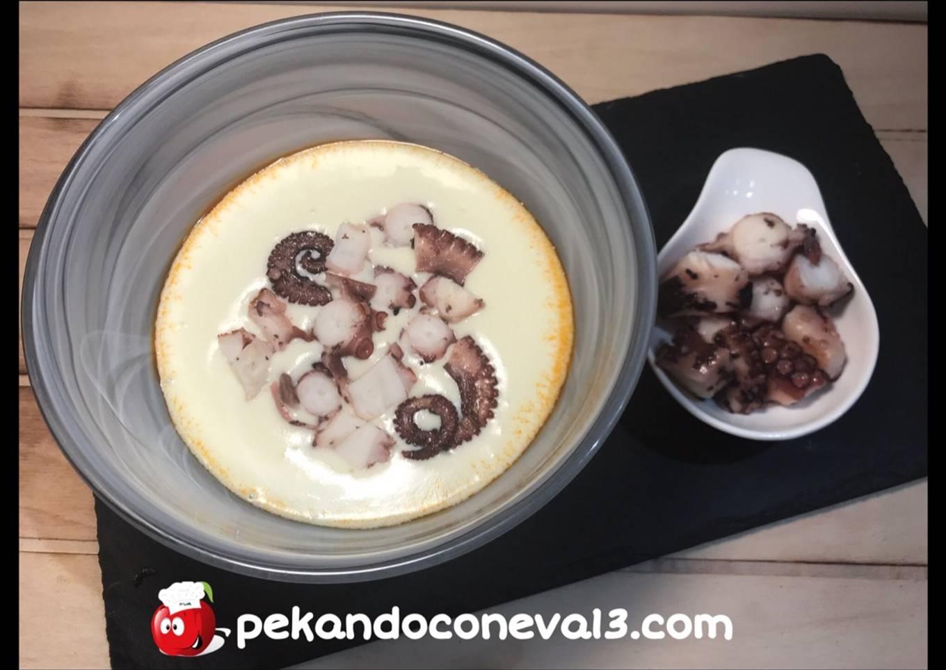Crema de patata con pulpo y aceite de pimentón