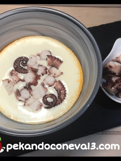 Una foto de Crema de patata con pulpo y aceite de pimentón