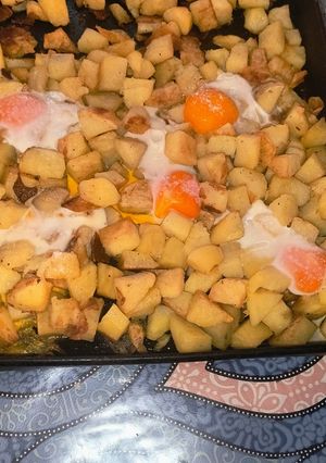 Una foto de 😋Papas al horno con Huevito !!