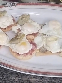 Una foto de Canapés con huevos de codorniz