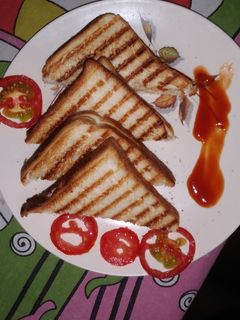 हंग कर्ड सैंडविच (Hung Curd Sandwich recipe in Hindi) रेसिपी मुख्य फोटो