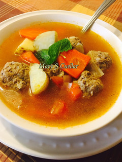 Una foto de Albóndigas con papas y zanahoria😋😋