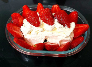 A picture of My Strawberry and Vanilla Whipped Cream 😋.