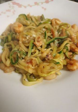 Una foto de Tallarines de calabacín con gambas
