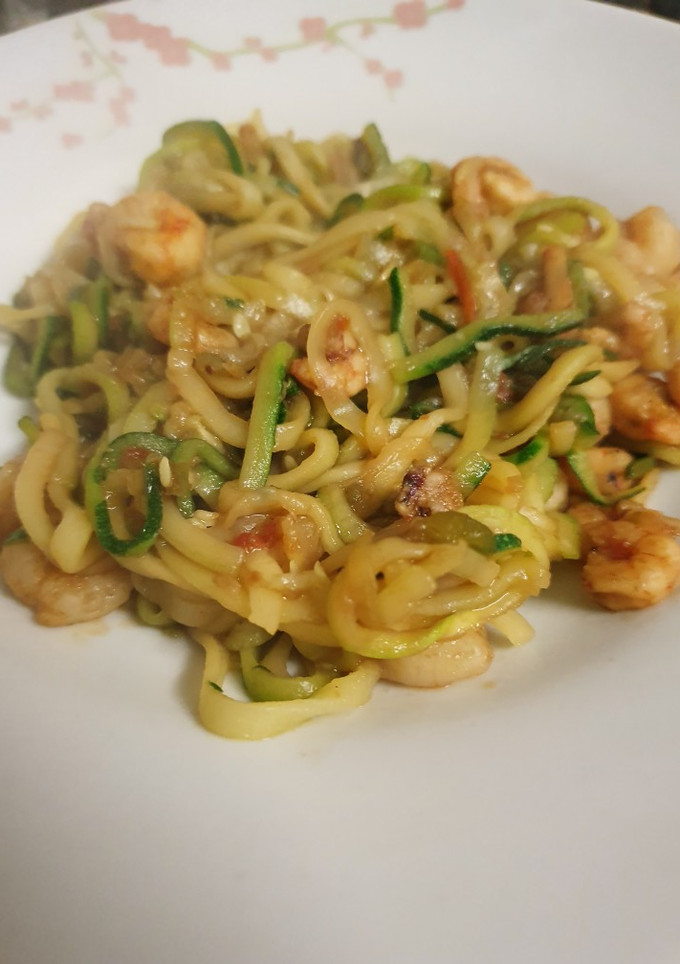 Una foto de Tallarines de calabacín con gambas