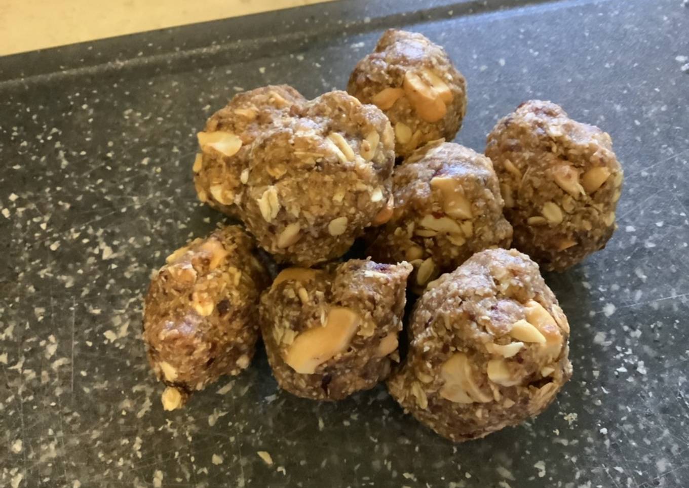 Energy ball (oatmeal, dates, almond butter) GF EF DF