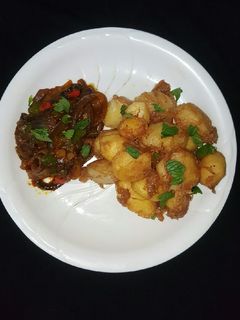 Soyayyen dankali da kwai damiyar albasa ainihin hoton girkin