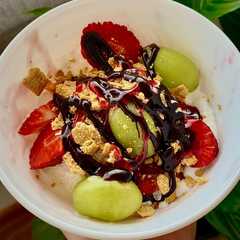 Una foto de Llaollao en heladera (Helado de yogur)