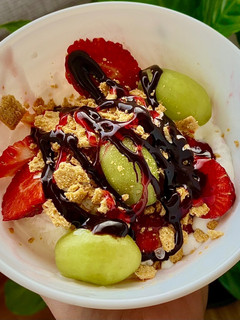 Una foto de Llaollao en heladera (Helado de yogur)