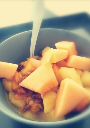 Une photo de Abricots, pommes, raisins secs et melon frais