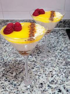 Una foto de Copa de yogur y mango
