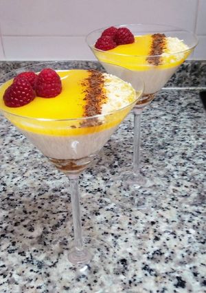Una foto de Copa de yogur y mango