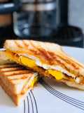 Sándwich 🥪 de huevo frito 🍳con queso 🧀