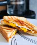 Sándwich 🥪 de huevo frito 🍳con queso 🧀