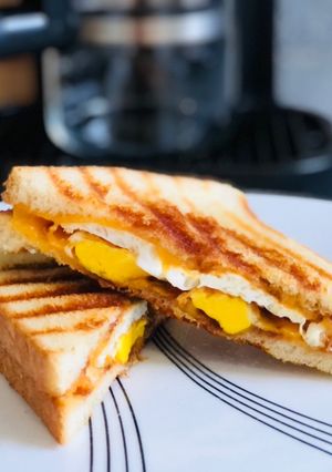 Una foto de Sándwich 🥪 de huevo frito 🍳con queso 🧀