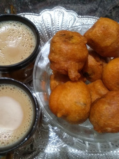 உருளைக்கிழங்கு போண்டா (Urulaikilanku bonda recipe in tamil) செய்முறை முக்கிய புகைப்படம்