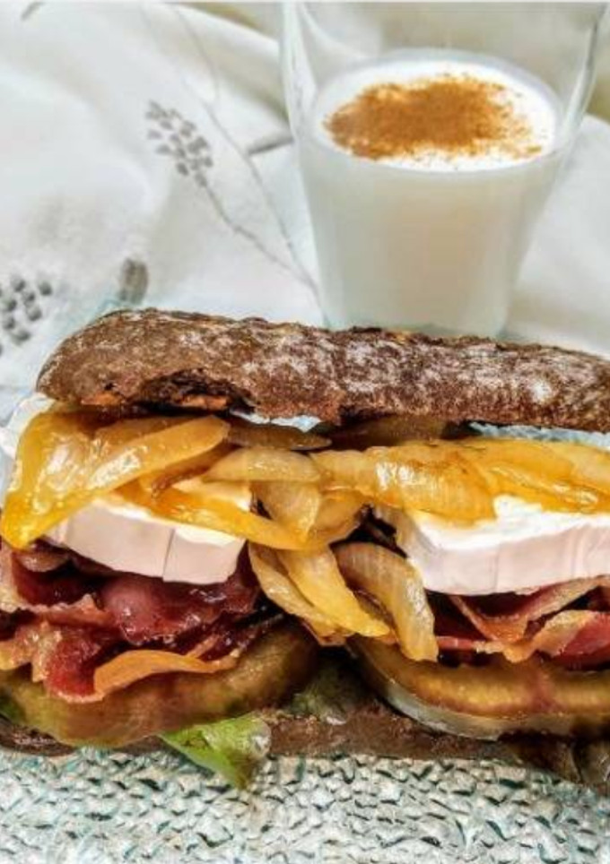 Una foto de Bocadillo con pan de nueces y cebolla caramelizada