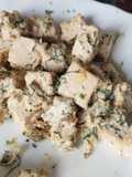 Tofu marinado con salsa de eneldo
