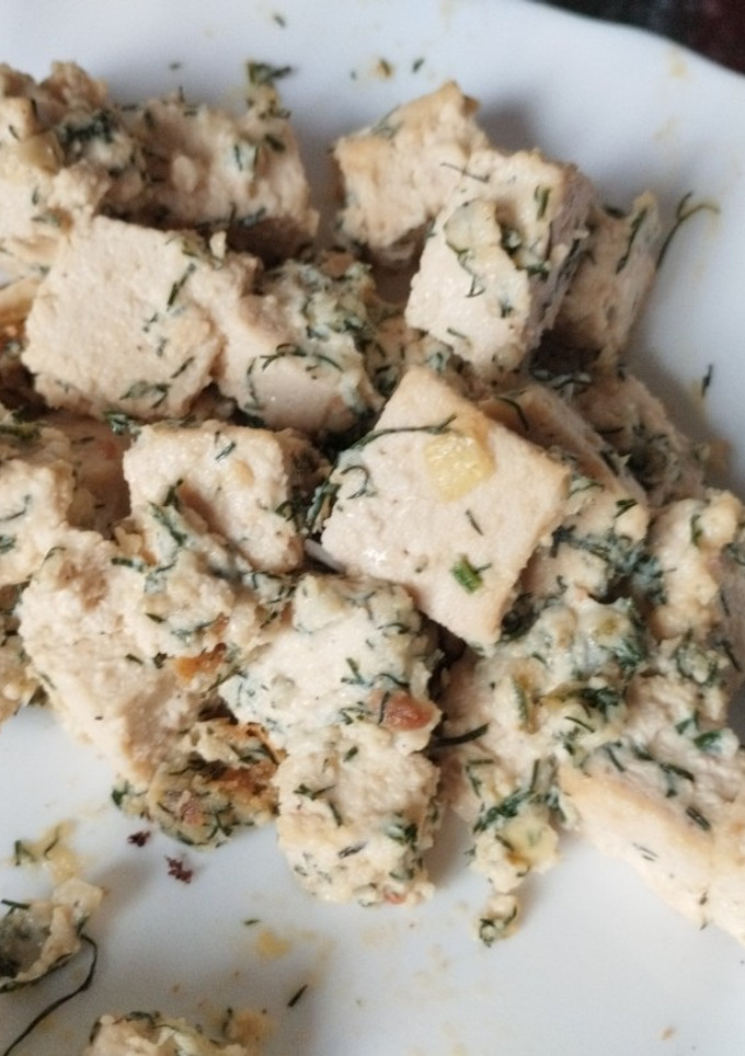 Una foto de Tofu marinado con salsa de eneldo