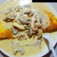 A picture of OMELETTE BAÑADO EN CREMA DE CHAMPIÑONES ♥️.